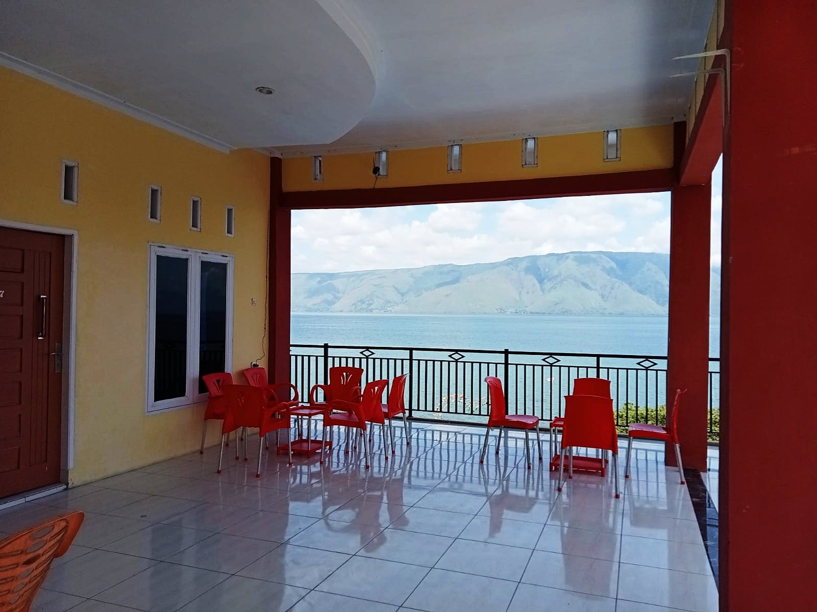 Area duduk terbuka di lantai atas dengan panorama Danau Toba